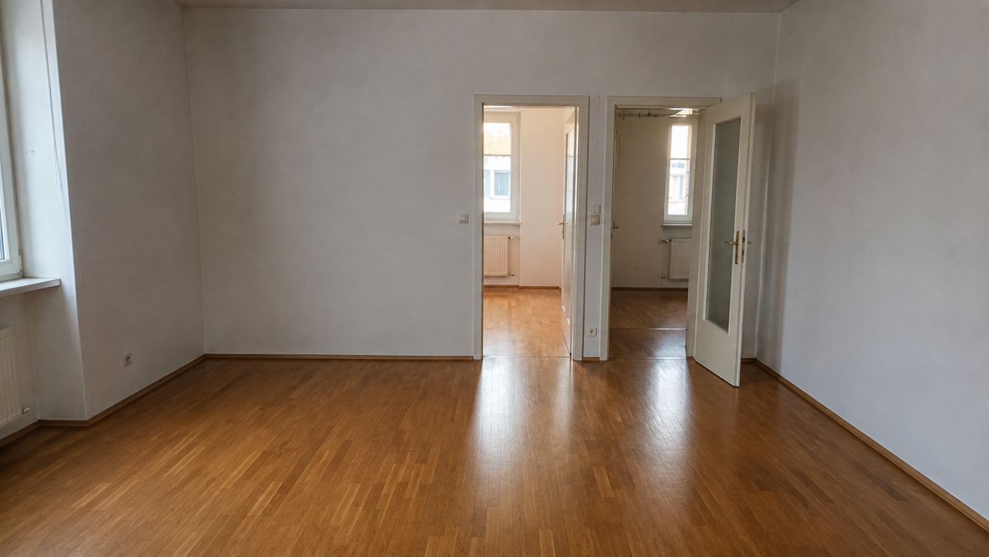 Dasselbe Wohnzimmer nach der Haushaltsauflösung: vollständig geräumt, Parkett gereinigt