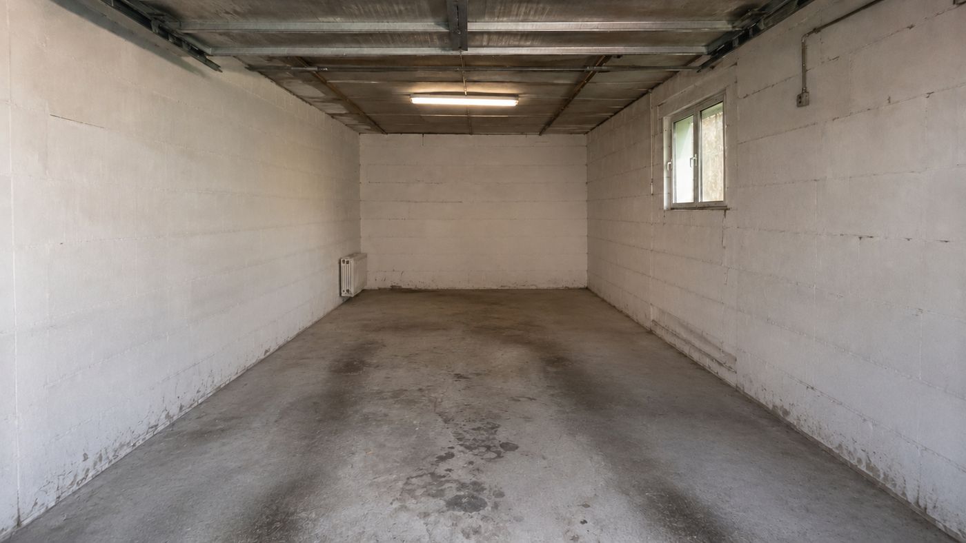 Dieselbe Garage nach der Entrümpelung: leer und gekehrt